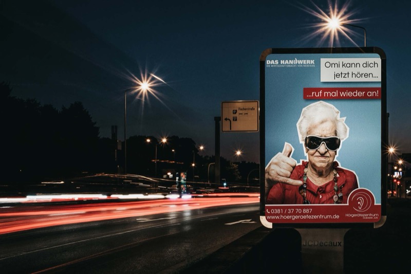 Plakate im Bereich Hörgeräte und Dienstleistungen